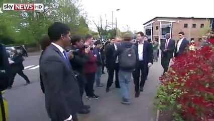 Il perd son pantalon au moment de prendre un selfie avec le vice-Premier ministre britannique