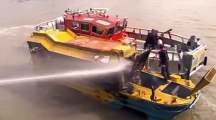 Des touristes plongent de leur bateau-mouche en feu