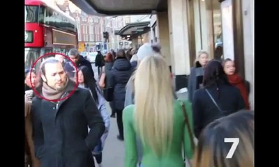 Vous pensez que cette jeune femme est habillée ? Regardez bien !