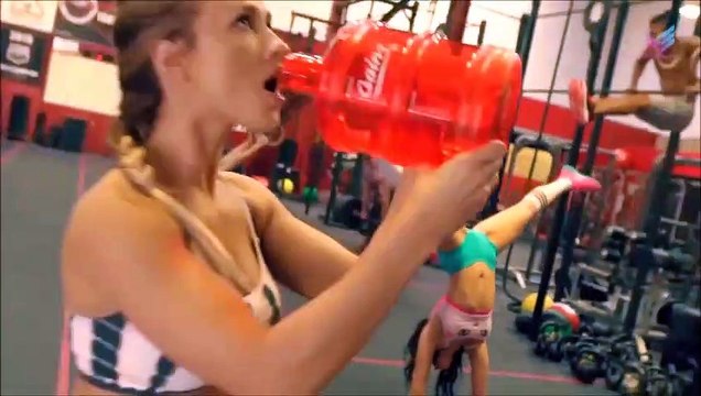 Acrobatique et sexy : un mannequin challenge dans une salle de sport !