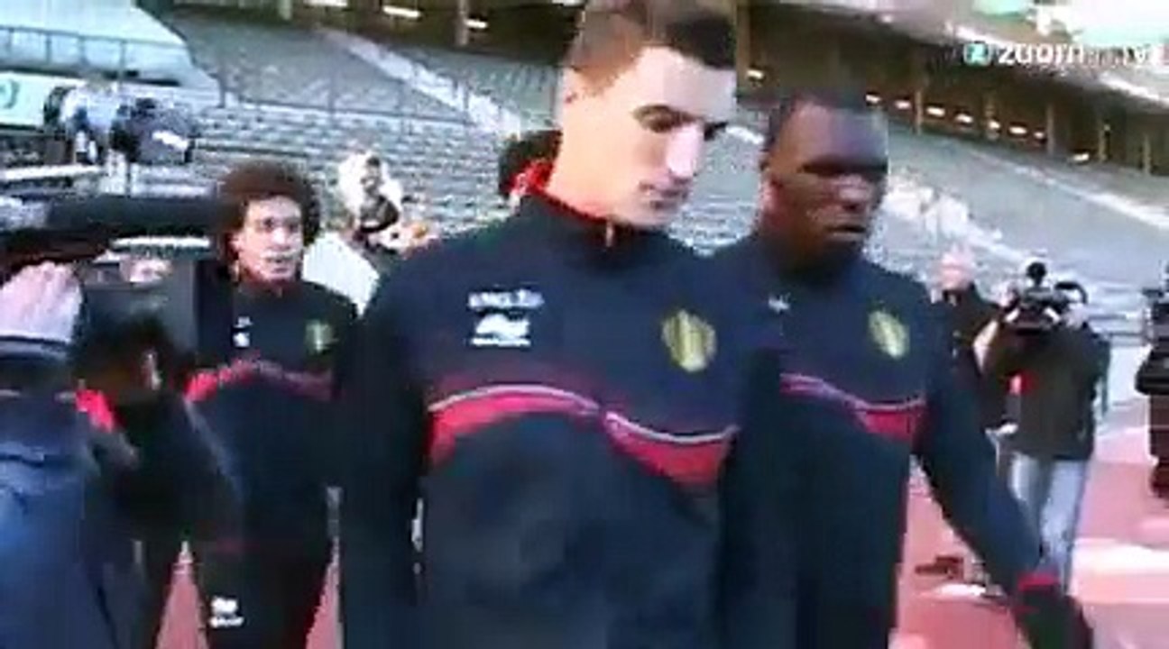 Thomas Vermaelen attend Falcao