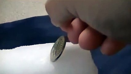 Que se passe-t-il quand on met une pièce dans un bloc de glace carbonique ?