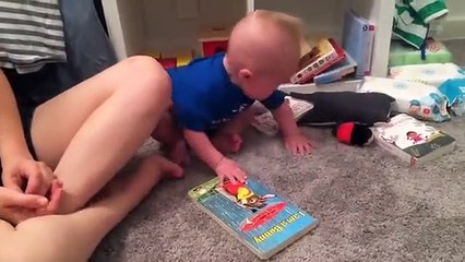 Ce bébé fond en larmes dès qu'un livre se termine