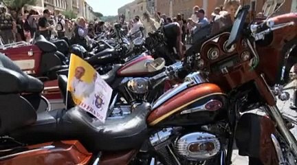 Le Pape bénit des Harley-Davidson