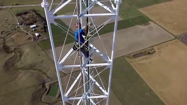 Il change une ampoule sur une antenne-relais de 460 mètres