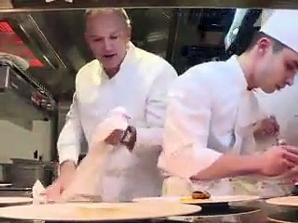 Le Michelin, endeuillé par le décès d'un chef, sacre Ducasse au Plaza Athénée et Le Cinq