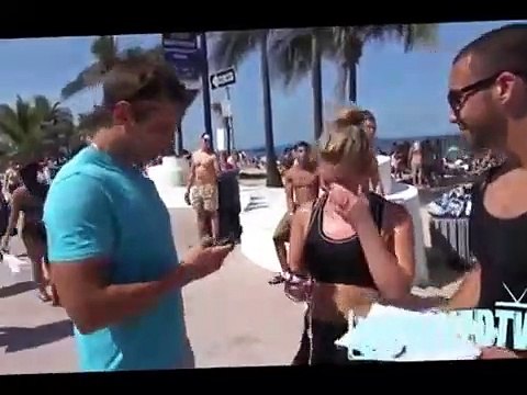 Il mesure les fesses des filles sur la plage