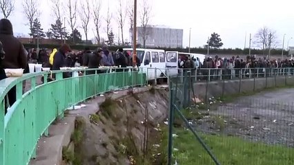 Calais: les migrants agressés et harcelés par la police