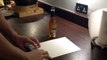 Comment ouvrir une bouteille de bière avec une feuille de papier ?