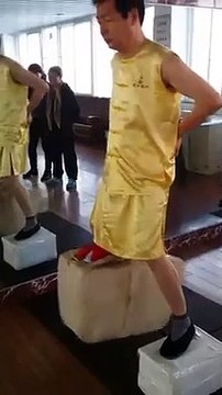 Il soulève 80kg de briques avec... ses testicules !