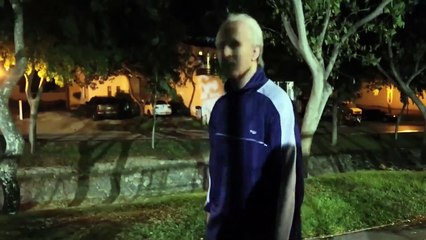 Déguisé en grand-père, Sean Garnier fait la leçon à des jeunes footballeurs