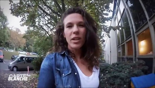 Lorie : Hey les gars vous voulez pas coucher avec moi ?