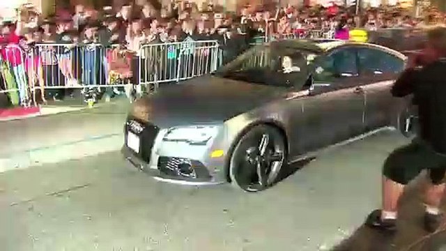 Exclu Vidéo : Scarlett Johansson, Robert Downey Jr, Chris Hemsworth... des héros à l'avant-première des Avengers : l'Ère d'Ultron