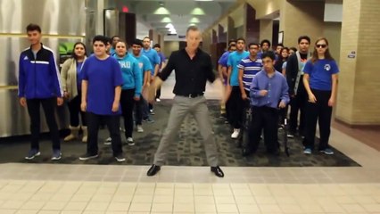 Un professeur danse avec ses étudiants sur Uptown Funk