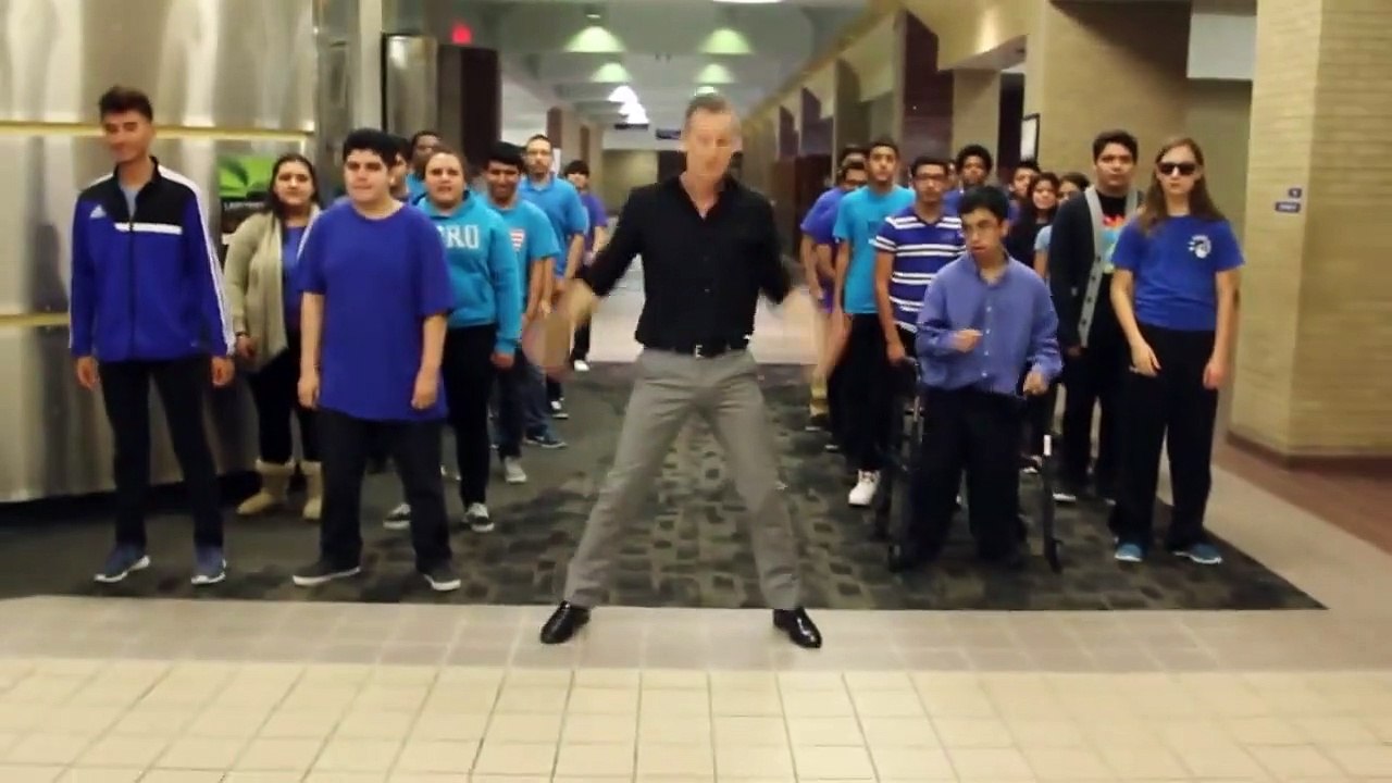 Un professeur danse avec ses étudiants sur Uptown Funk