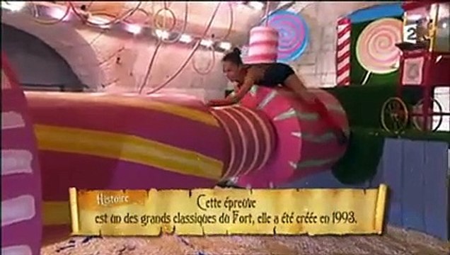 Noémie Lenoir sexy dans l'épreuve des cylindres de Fort Boyard