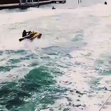 Chris Brown se venge de Karrueche avec six sirènes aux formes généreuses !