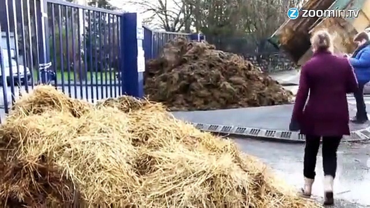 À Arras, les agriculteurs en colère déversent du fumier