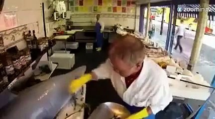 Un requin vivant dans une poissonnerie!
