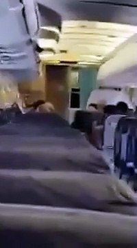 Atterrissage d'urgence après une explosion qui a provoqué un trou dans l'avion et aspiré un passager