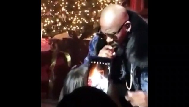 Une fan attrape les parties intimes de R. Kelly en plein concert !