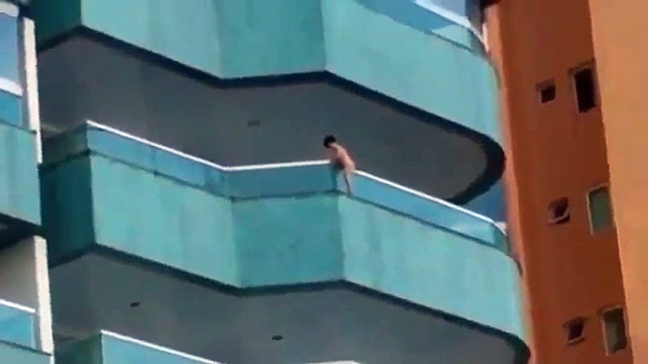 Vidéo choc : un petit garçon de trois ans accroché au balcon du 5e étage !