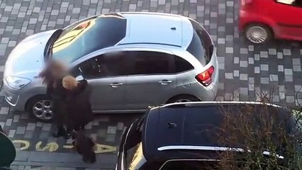 Ah les Parisiens ! Après une dispute, une femme raye une voiture dans un parking