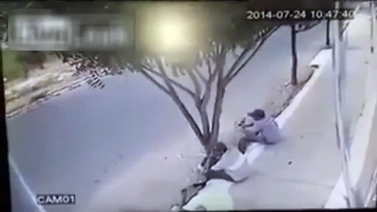 Trois hommes évitent la mort de justesse