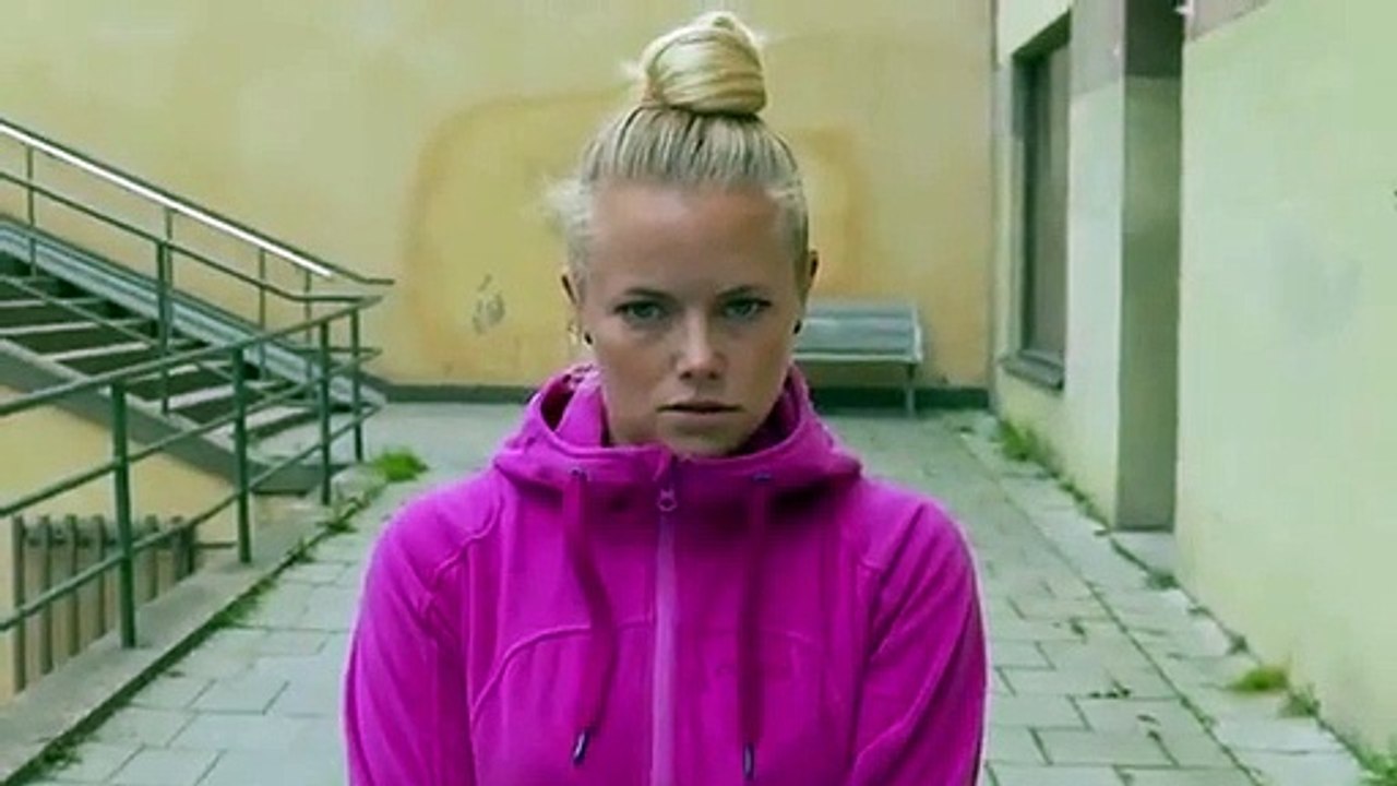 Il lance des couteaux avec une raquette de ping-pong