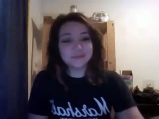 Elle décapsule une bouteille de bière avec sa poitrine !