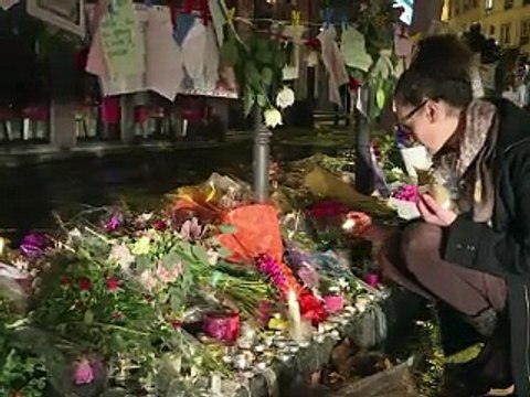 Une semaine après les attentats, Paris défie la peur une bière à la main