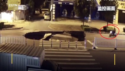 Un homme en scooter avalé par un trou géant dans la chaussée !