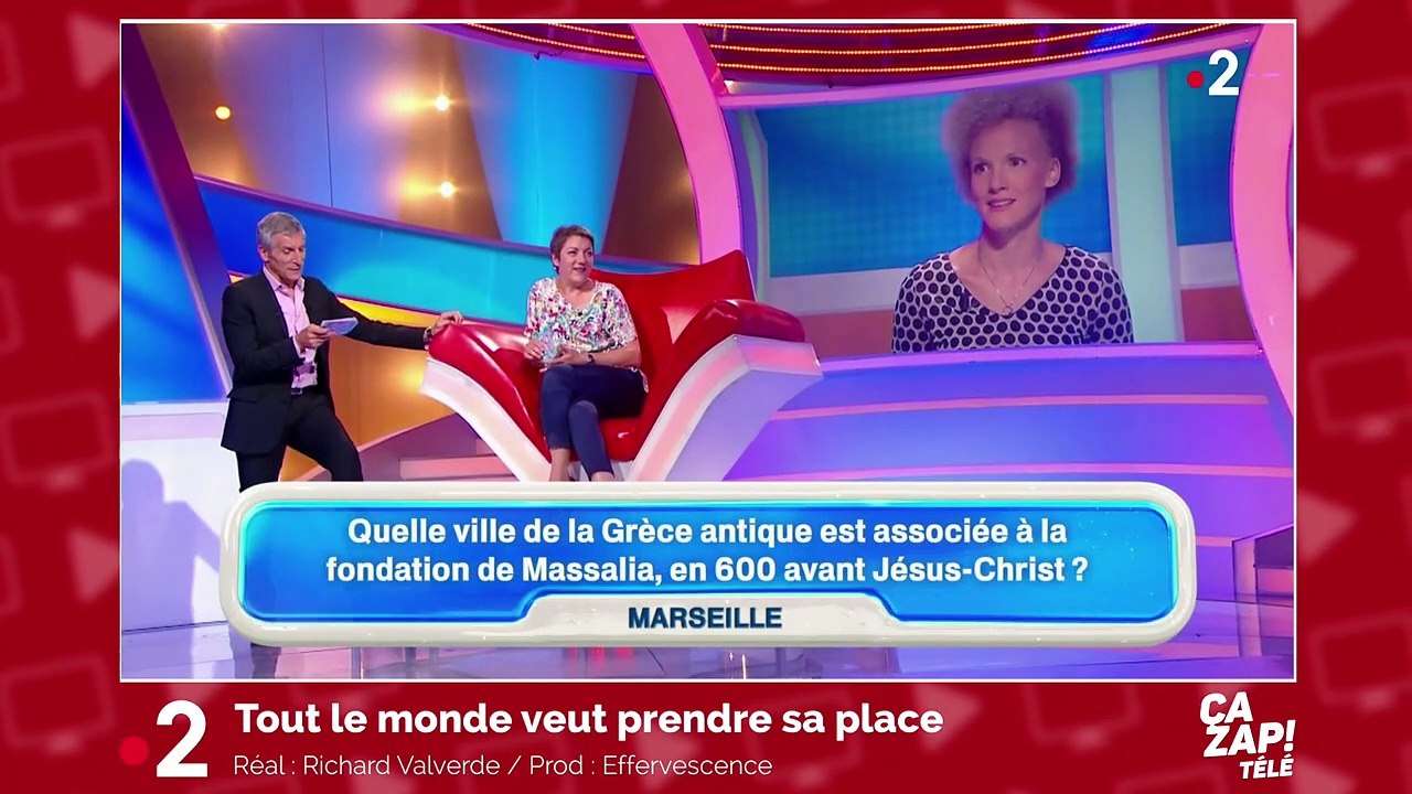 Un chien coquin met la truffe dans le décolleté de la présentatrice !