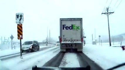 Accident spectaculaire entre un train et un camion aux USA