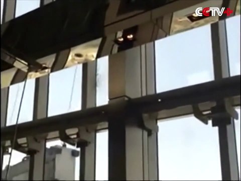 Suspendus au 91e étage, ces nettoyeurs de vitres ont dû avoir la peur de leur vie !