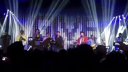 Brad Pitt joue du tambourin au concert de Bruno Mars