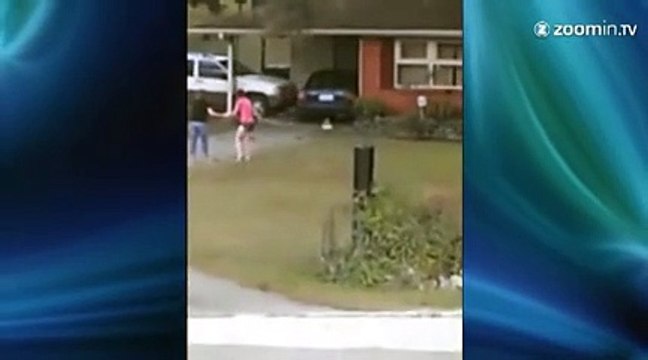 Il pète les plombs et détruit sa maison!