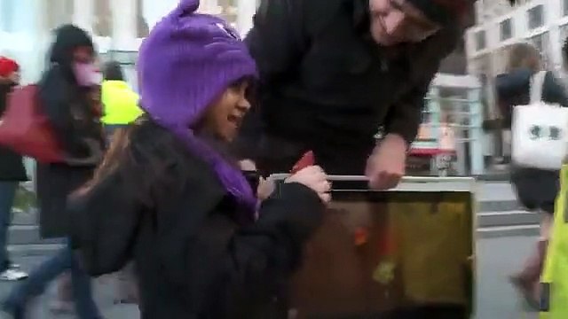 Un magicien transforme des iPad en tablettes géantes