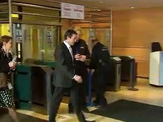 Libye: la coalition maintient la pression militaire, cherche une issue politique