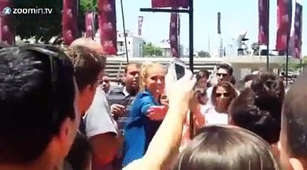 Bar Refaeli tout sourire dans une piscine gonflable