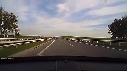 Un motard est pércuté par la voiture dont il se moquait