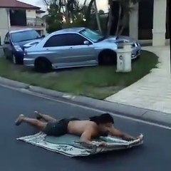 Il se déplace avec son tapis volant