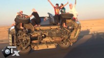Des drifteurs saoudiens changent les roues d'une voiture en roulant