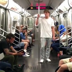 Il surprend les passants avec ses grands écarts improvisés !