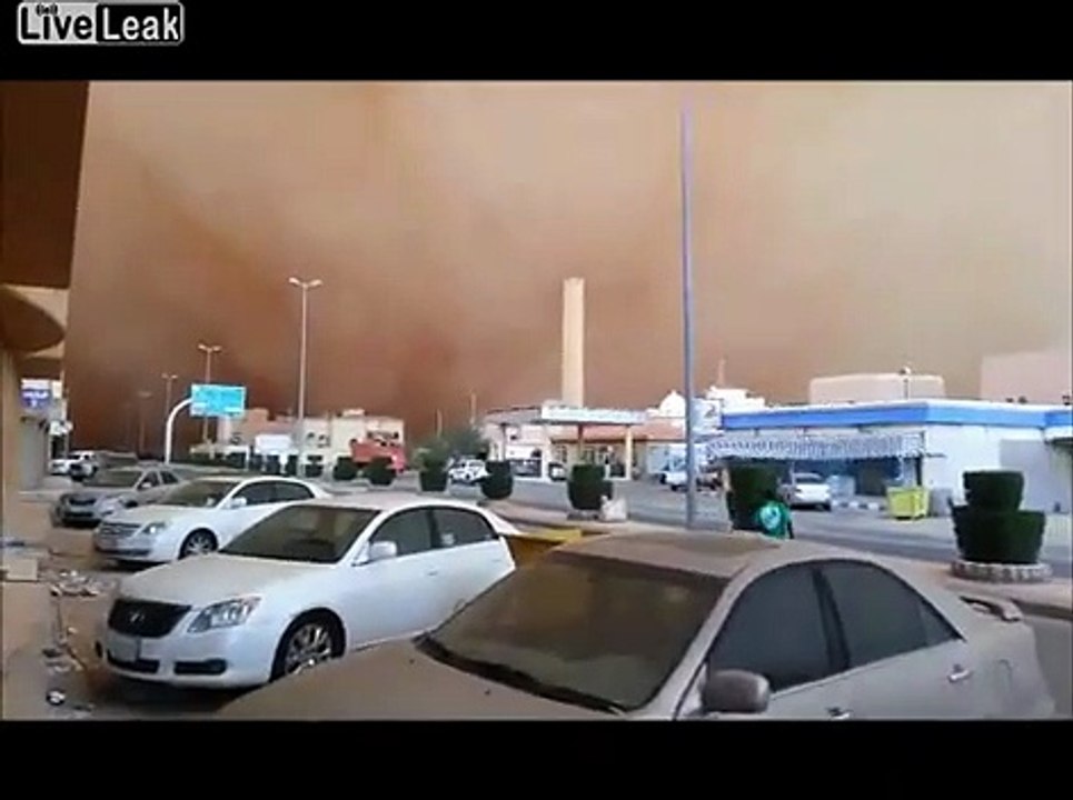 Une tempête de sable plonge une ville dans les ténèbres