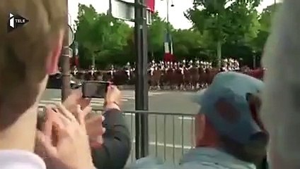 Hollande hué lors du défilé du 14 juillet 214