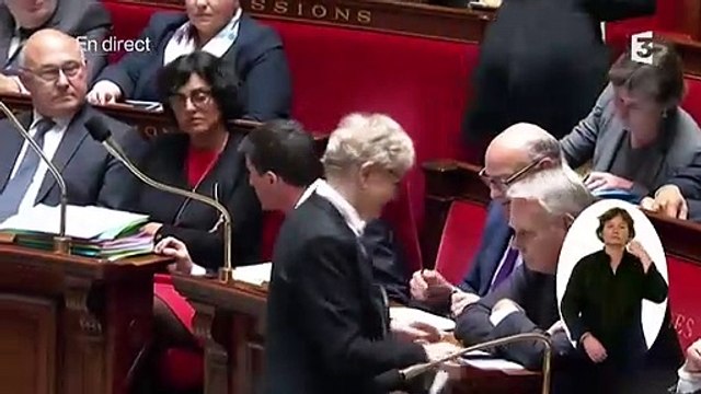 Manuel Valls en colère contre Emmanuel Macron devant les caméras à l'Assemblée