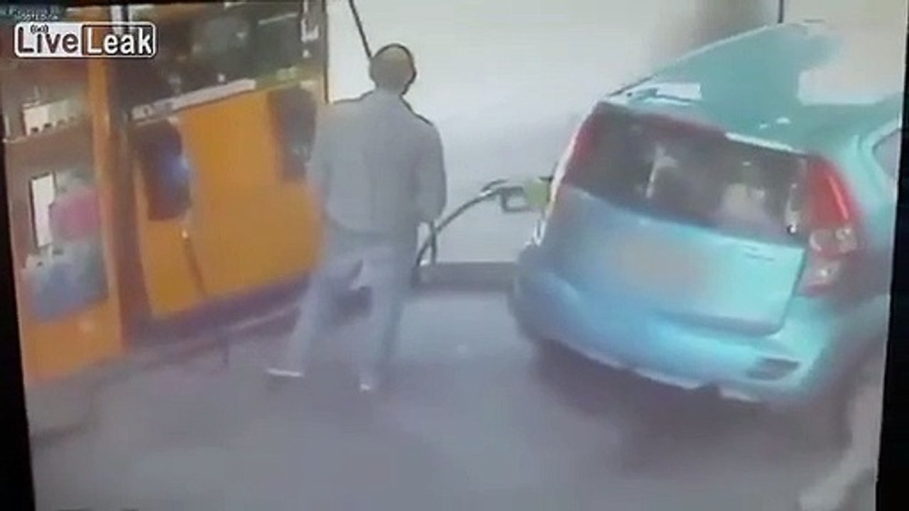 Un couple se dispute à la station essence, elle met le feu à la voiture