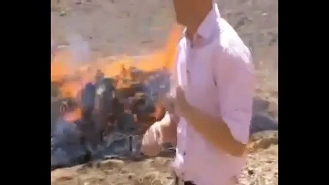 Il tente de faire un reportage devant de la drogue en train de brûler... mais ça ne se passe pas comme prévu !