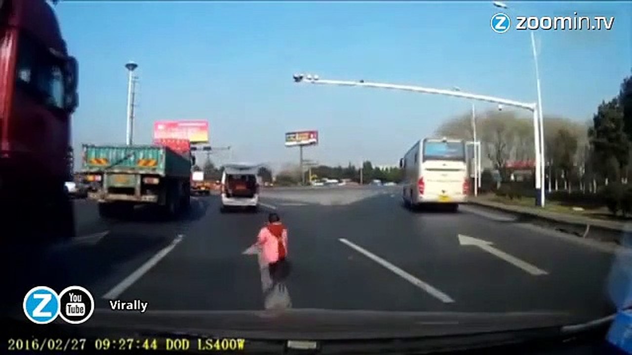 Choc : un enfant tombe d'une voiture sur l'autoroute